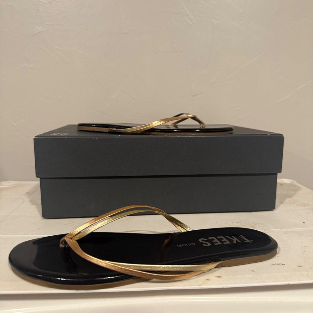 TKEES Duos Flip Flops Womens 7 Black Gold Excellent Minimalist Strappy Sandals